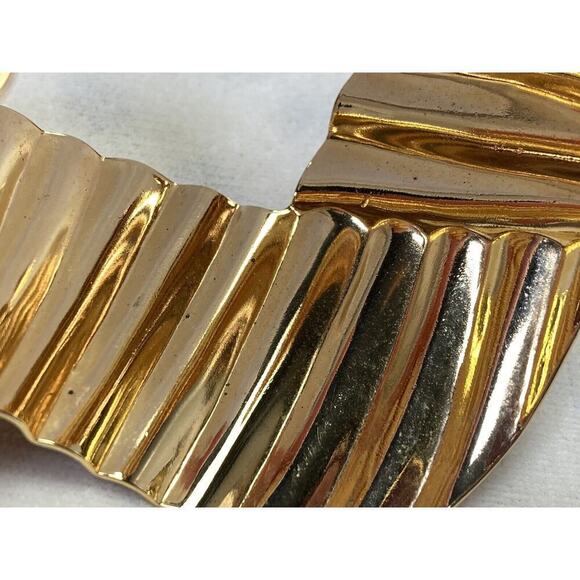 1980s Avon Gold Tone Crinkle Cuff Bracelet and Pierced Earrings Vintage - Picture 6 of 15